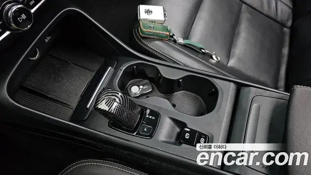 Volvo XC40 2019 — Şəkil 12/20