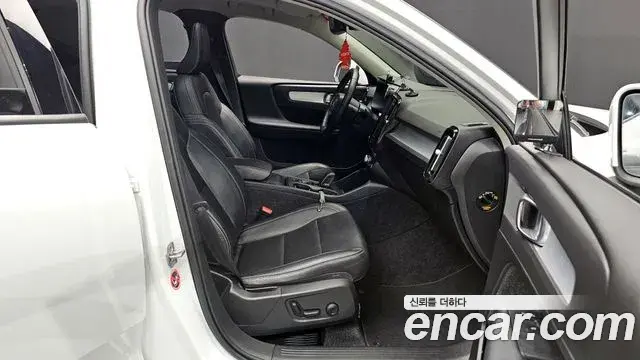 Volvo XC40 2019 — Şəkil 13/20