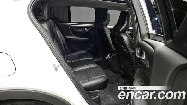Volvo XC40 2019 — Şəkil 17/20
