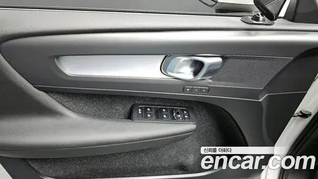 Volvo XC40 2019 — Şəkil 14/20