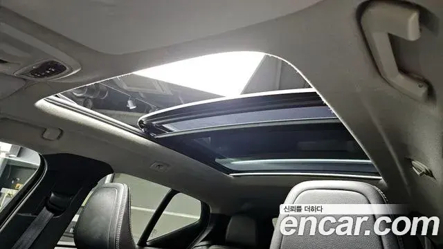 Volvo XC40 2019 — Şəkil 16/20