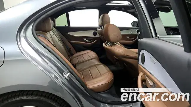 Mercedes-Benz E-Class 2020 — ფოტო 11/20