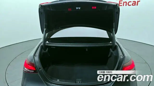 Mercedes-Benz E-Class 2020 — ფოტო 15/20