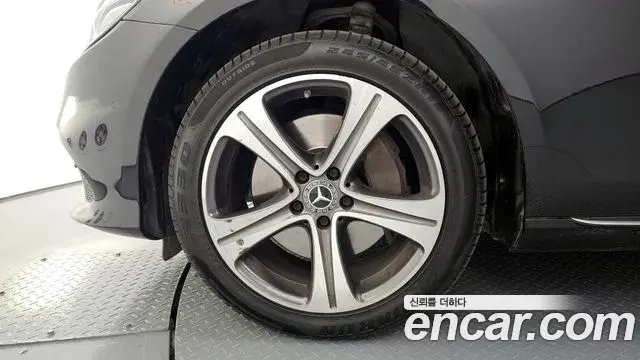Mercedes-Benz E-Class 2018 — Şəkil 19/20
