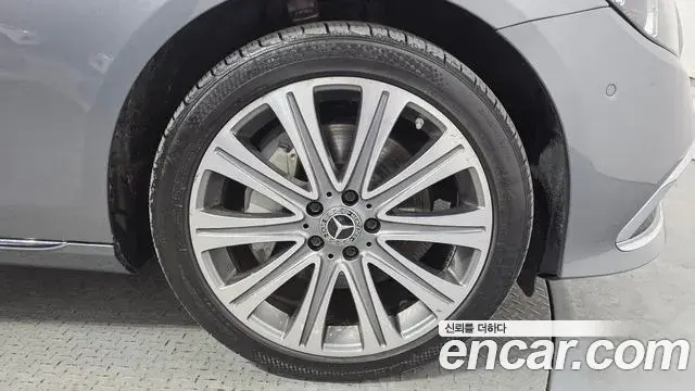 Mercedes-Benz E-Class 2022 — Şəkil 26/35