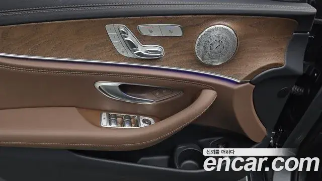 Mercedes-Benz E-Class 2022 — Şəkil 33/35
