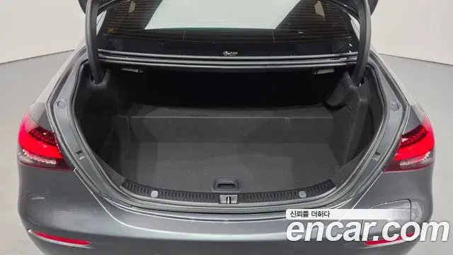 Mercedes-Benz E-Class 2022 — Şəkil 34/35