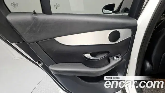 Mercedes-Benz GLC-Class 2018 — Şəkil 29/31