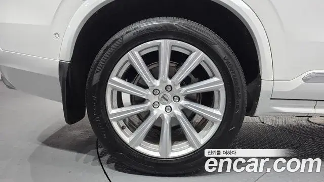 Volvo XC90 2019 — Şəkil 26/33