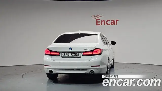BMW 5 Series 2018 — Şəkil 22/34