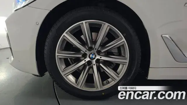 BMW 5 Series 2018 — Şəkil 23/34