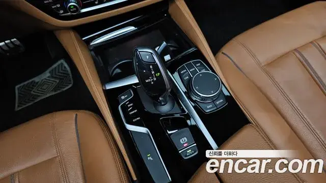 BMW 5 Series 2018 — Şəkil 18/34