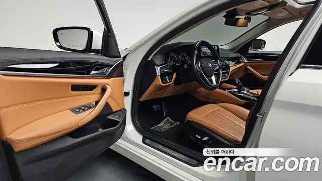 BMW 5 Series 2018 — Şəkil 8/34