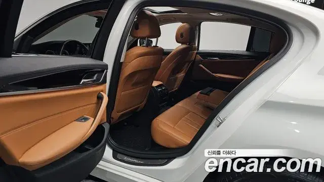 BMW 5 Series 2018 — Şəkil 12/34