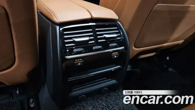 BMW 5 Series 2018 — Şəkil 28/34