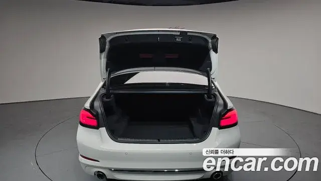 BMW 5 Series 2018 — Şəkil 21/34