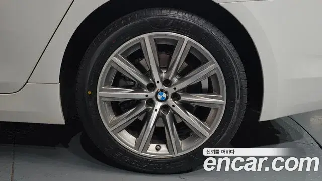 BMW 5 Series 2018 — Şəkil 30/34