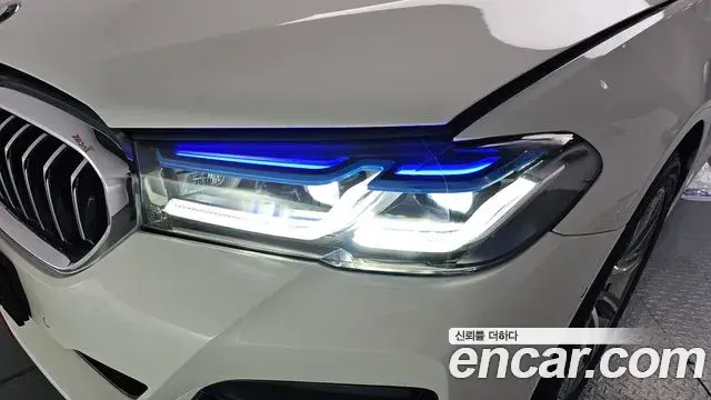BMW 5 Series 2018 — Şəkil 16/34