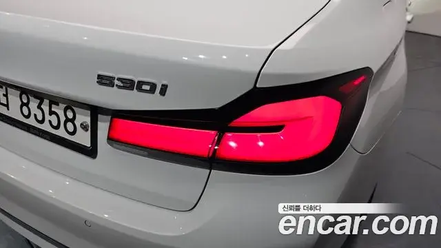BMW 5 Series 2018 — Şəkil 14/34