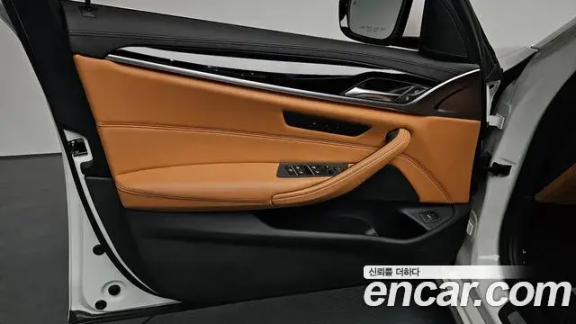 BMW 5 Series 2018 — Şəkil 26/34