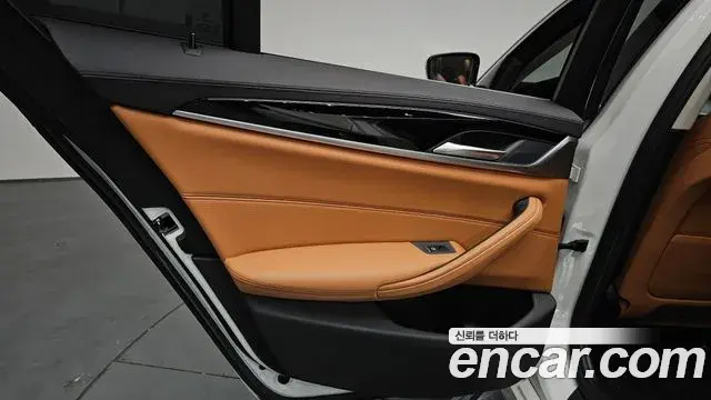 BMW 5 Series 2018 — Şəkil 20/34