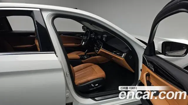 BMW 5 Series 2018 — Şəkil 33/34
