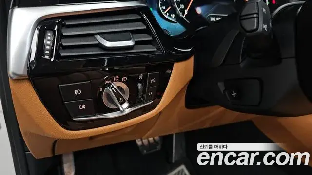BMW 5 Series 2018 — Şəkil 13/34