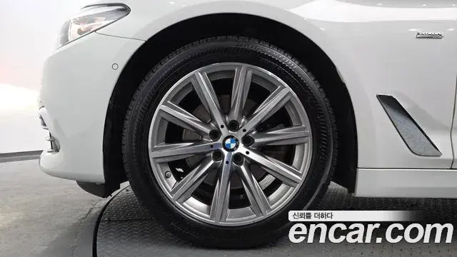 BMW 5 Series 2018 — Şəkil 32/34