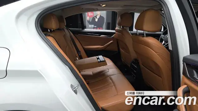 BMW 5 Series 2018 — Şəkil 28/34