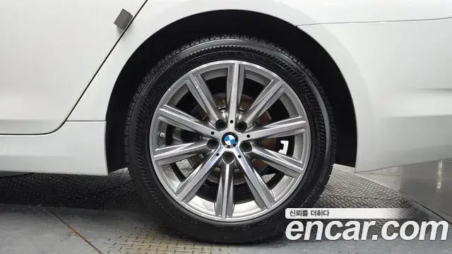 BMW 5 Series 2018 — Şəkil 19/34