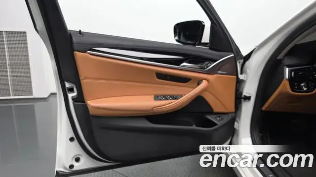BMW 5 Series 2018 — Şəkil 22/34