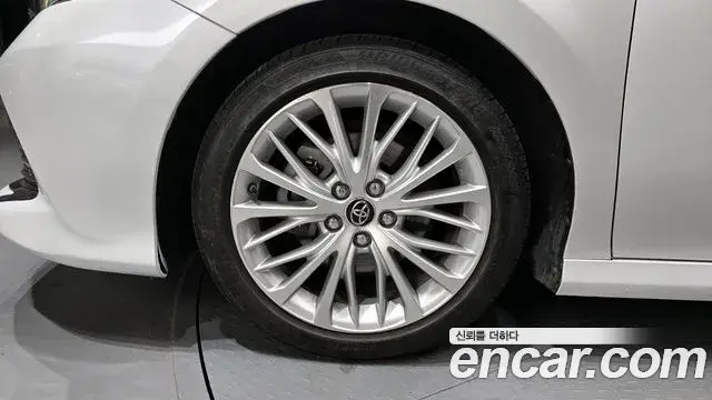 Toyota Camry 2018 — Şəkil 18/20