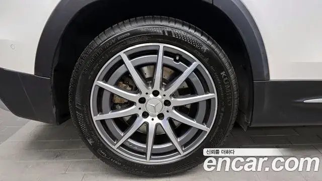 Mercedes-Benz GLB-Class 2021 — Şəkil 16/30