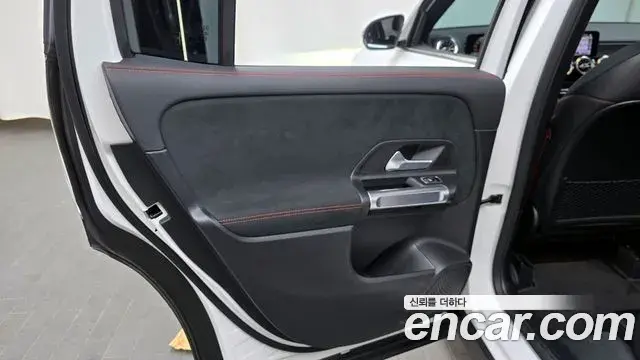 Mercedes-Benz GLB-Class 2021 — Şəkil 19/30