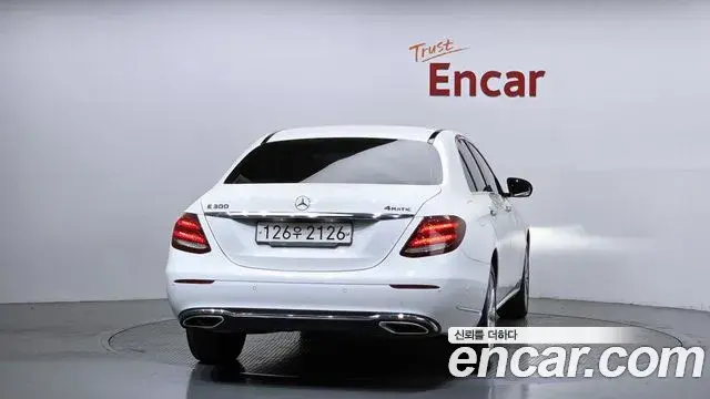 Mercedes-Benz E-Class 2018 — Photo 12/20