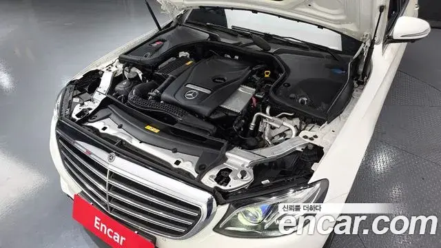Mercedes-Benz E-Class 2018 — Photo 6/20