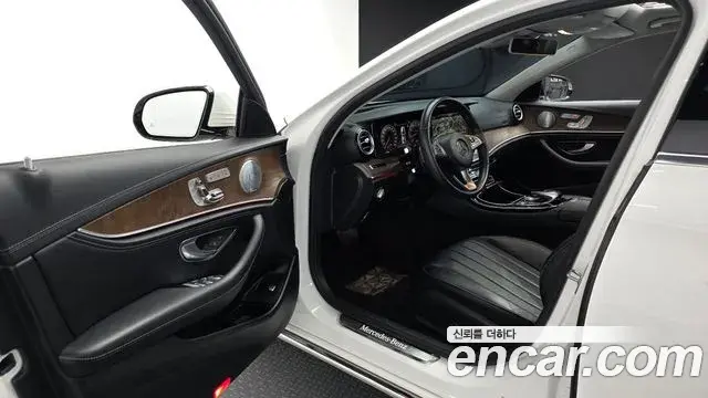 Mercedes-Benz E-Class 2018 — Photo 1/20