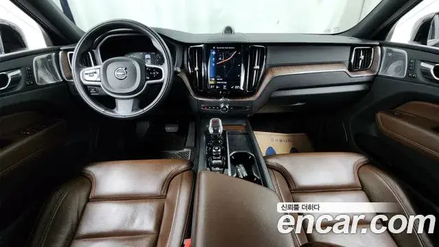 Volvo XC60 2021 — ფოტო 30/35