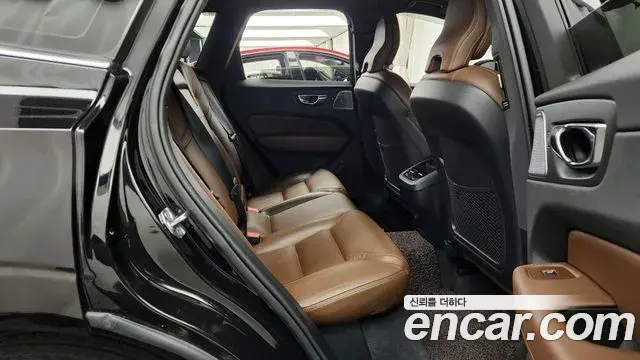 Volvo XC60 2021 — ფოტო 23/35