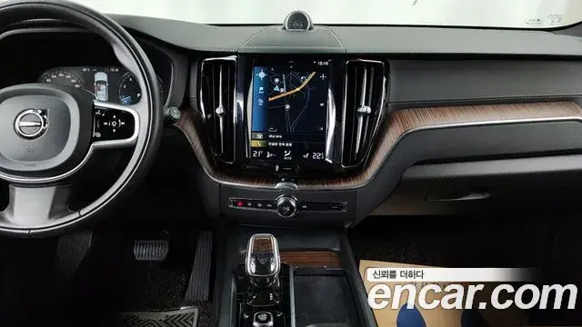 Volvo XC60 2021 — ფოტო 8/35
