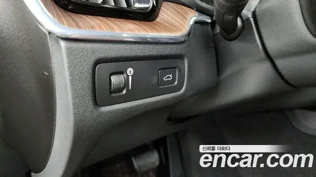 Volvo XC60 2021 — ფოტო 9/35
