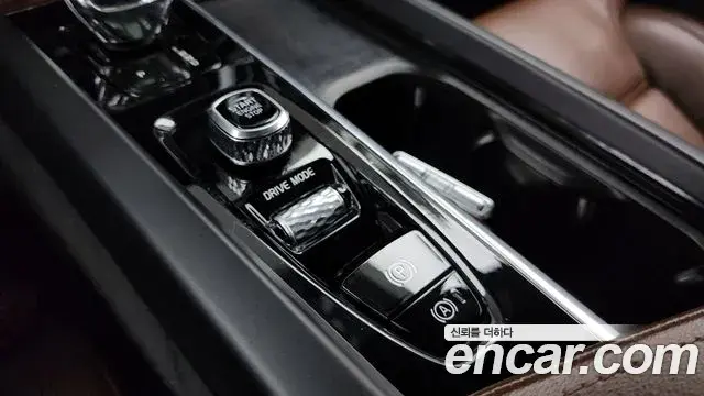 Volvo XC60 2021 — ფოტო 31/35