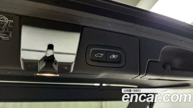 Volvo XC60 2021 — ფოტო 7/35