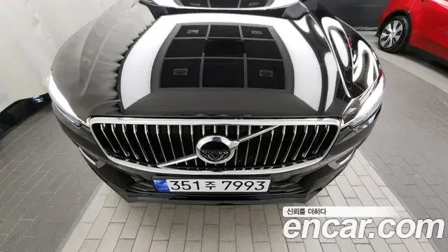 Volvo XC60 2021 — ფოტო 16/35