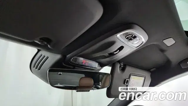 Volvo XC60 2021 — ფოტო 28/35