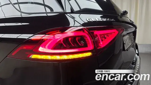 Mercedes-Benz GLE-Class 2020 — Photo 2/33