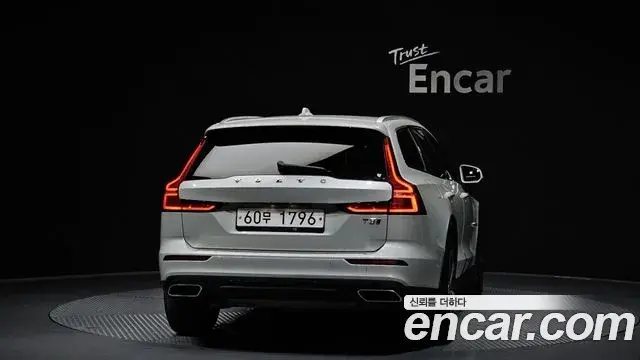 Volvo V60 Cross Country 2019 — ფოტო 1/20