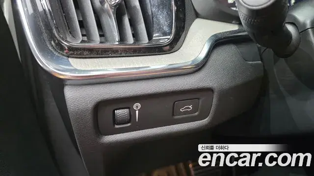 Volvo V60 Cross Country 2019 — ფოტო 19/20