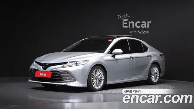 Toyota Camry 2018 — ფოტო 14/30