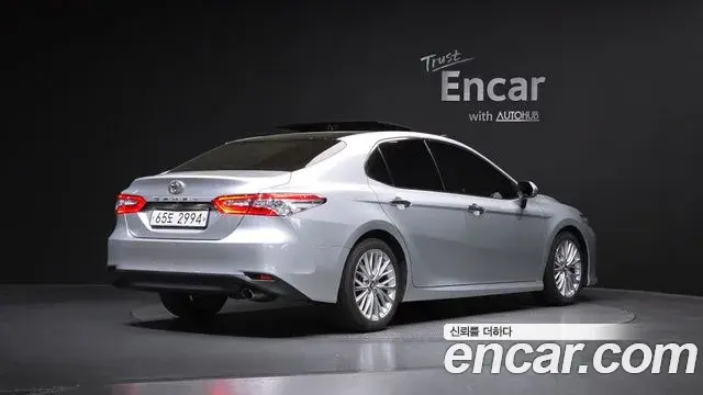 Toyota Camry 2018 — ფოტო 18/30